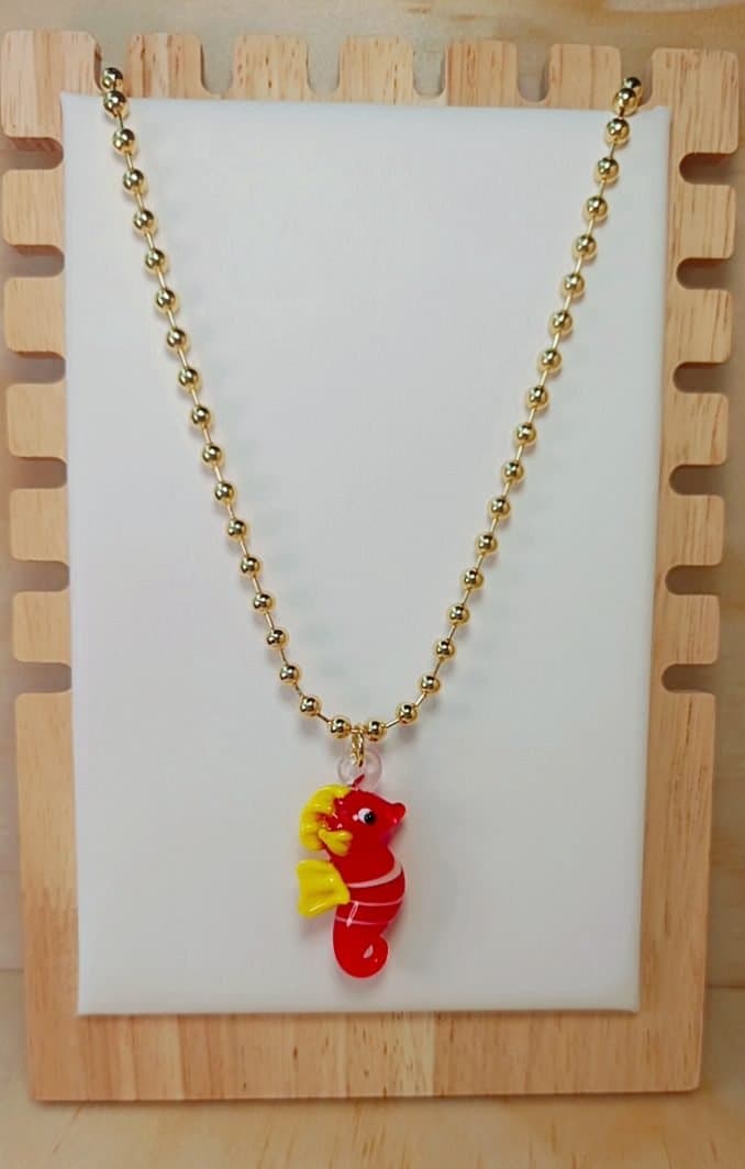 Collar Red Seahorse Charm – Rodio con Baño Dorado y Dije Marino
